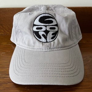 sombrero de papá de piedra de ganso con letras blancas