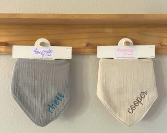 Haftowany śliniaczek z imieniem dziecka, Haftowany śliniaczek Cloud Island™, Haftowany spersonalizowany śliniaczek, Prezent na baby shower, Spersonalizowany śliniaczek z imieniem dziecka