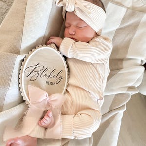 Plaque à nom personnalisée avec bordure festonnée pour bébé fille avec ruban