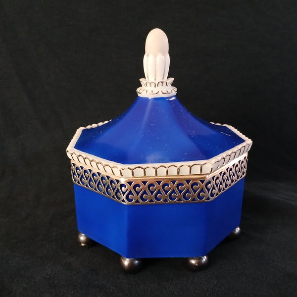 Fraureuth Kunstabteilung Porcelain Covered Box (Germany  Circa 1919-1926)