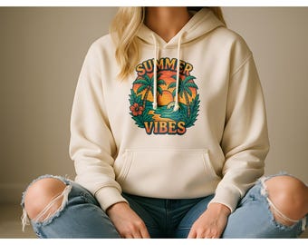 以下が含まれることがあります： クリーム色のパーカー。前面には、ヤシの木、夕日、そして「SUMMER VIBES」の文字が描かれた熱帯のビーチシーンのグラフィックがあります。 パーカーには、ドローストリングフードとフロントポケットがあり、青いジーンズと合わせて着用されています。