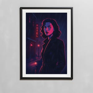 Puede incluir: Una mujer con un abrigo negro se encuentra en un callejón oscuro con un letrero de neón que dice "HOTEL" en rojo. La mujer tiene el pelo oscuro y mira hacia la izquierda. El callejón está mojado y hay una farola en el fondo.