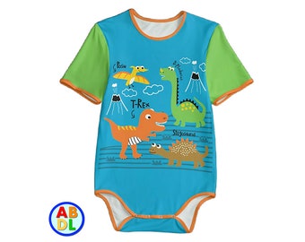 Puede incluir: Un body de bebé azul con temática de dinosaurios. El body presenta mangas cortas verdes con ribete naranja, cuello redondo y cierre de corchetes. El frente muestra dinosaurios de dibujos animados, nubes y el texto "T-Rex" y "Stegosaurus".