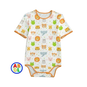 Peut inclure: Combinaison bébé blanche à manches courtes et bordures orange. La combinaison est ornée d'un motif répété de visages d'animaux, dont des lions, des tigres, des éléphants, des grenouilles et des hippopotames.