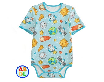 Puede incluir: Un body de bebé azul claro con un estampado de temática espacial. El body presenta cohetes, planetas, estrellas y soles en un estilo de dibujos animados.