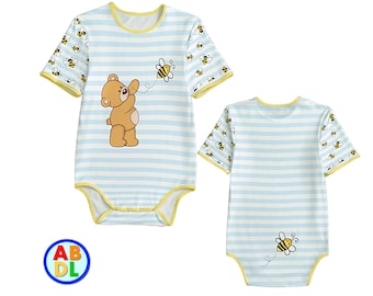 Puede incluir: Un pelele de bebé a rayas azules y blancas con mangas cortas. El pelele tiene un ribete amarillo y un lindo diseño de dibujos animados de oso y abeja en la parte delantera. La parte posterior del pelele tiene un diseño de abeja.
