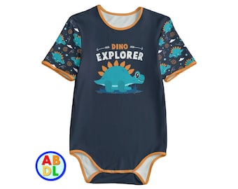 Puede incluir: Un body de bebé azul marino con mangas cortas y ribetes naranjas. El body tiene un gráfico de dinosaurio y el texto "Dino Explorer".