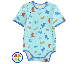 Puede incluir: Un body de bebé azul claro con mangas cortas y cierre de presión. El body tiene un patrón repetido de dinosaurios, huellas y las palabras "dino park".