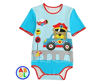 Puede incluir: Un body de bebé azul claro con un oso de dibujos animados que lleva un sombrero de policía conduciendo un coche azul sobre un puente. El body tiene mangas cortas y un ribete rojo. El oso conduce sobre un puente con un río azul y un pez amarillo debajo. Hay señales de tráfico al lado de la carretera.