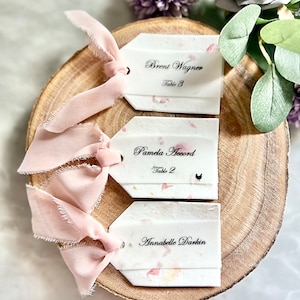 Cartão de lugar/cartão de nome de papel com sementes de flores silvestres plantáveis e detalhes de fita de chiffon