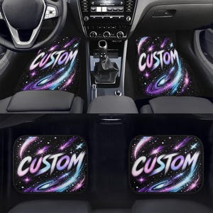 Könnte beinhalten: Ein Set aus vier Autofußmatten mit schwarzem Hintergrund und einem lebendigen Galaxie-Druck aus wirbelnden violetten und blauen Nebeln, hellen weißen Sternen und dem Wort CUSTOM in einer fetten, stilisierten weißen Schriftart.