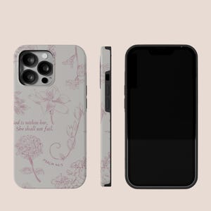 Puede incluir: Una funda de teléfono blanca con un patrón floral y el texto "Dios está en ella, no se desmayará. Salmo 46:5".