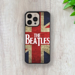 Könnte beinhalten: Eine schwarze Handyhülle mit einem Vintage-Union-Jack-Design und dem Text "The Beatles" in weiß.
