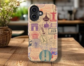Funda para móvil con collage de sellos de viaje y diseño de monumentos mundiales.