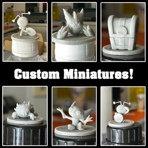 Op de afbeelding: Een verzameling grijze, op maat gemaakte miniaturen, waaronder een schatkist, een wezen met antennes en een lachend monster. De tekst "Custom Miniatures!" wordt weergegeven in vette witte letters.