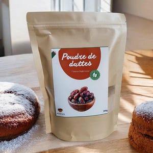 Könnte beinhalten: Ein beiger Beutel mit Dattelpulver mit einem Etikett mit der Aufschrift "Poudre de dattes" und "Dattes Deglet nour". Auf dem Etikett ist eine Holzschale mit Datteln abgebildet. Zwei Backwaren sind mit Puderzucker bestäubt.