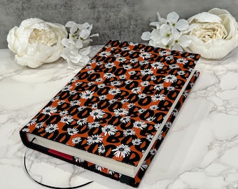 Couverture de livre en tissu réglable : pochette de livre avec marque-page en ruban - Boo in Pumpkin