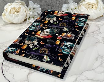 Couverture de livre en tissu réglable : pochette de livre avec marque-page en ruban - Wicked Spells