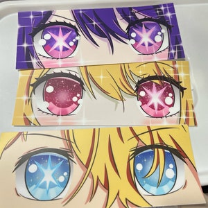 Może przedstawiać: Trzy prostokątne naklejki z oczami w stylu anime. Górna naklejka ma fioletowe włosy i oczy z różowo-białym wzorem rozbłysku. Środkowa naklejka ma blond włosy i różowe oczy z wzorem galaktyki. Dolna naklejka ma blond włosy i niebieskie oczy.