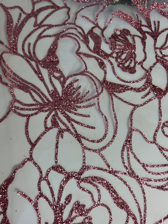 ピンクの花柄、チュールメッシュにグリッターがプリントされた ピンクの花柄、チュールメッシュにグリッターがプリントされた