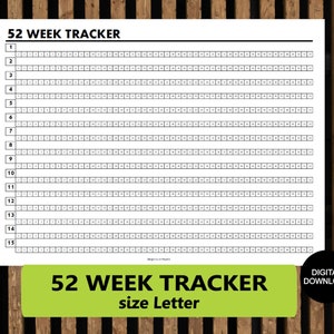 Pode incluir: Um rastreador de 52 semanas imprimível em preto e branco. O rastreador é uma grade com 52 linhas e 7 colunas. As linhas são numeradas de 1 a 52. As colunas não são etiquetadas. O texto "52 WEEK TRACKER" está no topo da página. O texto "size Letter" está na parte inferior da página.