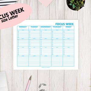 Puede incluir: Un planificador semanal imprimible con un borde azul y el texto "FOCUS WEEK" en la parte superior. El planificador está dividido en cinco columnas para cada día de la semana: lunes, martes, miércoles, jueves y viernes. Cada columna tiene una sección para "Notas" y una sección para "Tareas pendientes" con casillas de verificación.