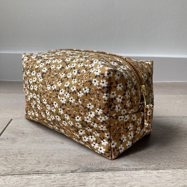 Sac boxy fait main en 100% coton | Fait à la main | fleurs jaunes | grande trousse de maquillage carrée | Trousse de toilette | Rangement du maquillage