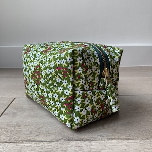 Sac carré fait main en toile | fleurs vertes | grande trousse à maquillage carrée | Trousse de toilette femme | Cadeau de rangement de maquillage