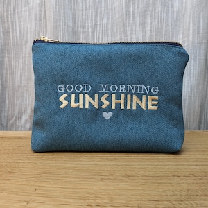 Trousse de toilette « Good Morning Sunshine » | Trousse de toilette bleue & grande | Fait à la main | Sac de maquillage | Cadeau pour elle | Trousse à maquillage brodée