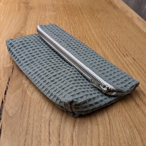 Bolsa de cosméticos de tecido waffle piquet | Bolsa de maquiagem pequena | Necessaire azul cinza | Embreagem | Bolsa tipo bolsa | Bolsa de viagem feminina