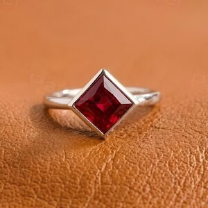 Lünette Set Princess Cut Lab Rubin Verlobungsring, quadratischer Solitär Ehering, Minimalistische Gold Brautring für ihr Geschenk zum Jahrestag