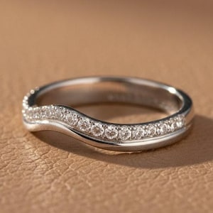 Geschwungene Moissanite Band aus massivem Silber, passender stapelbarer Band, 14k Solid Gold gebogener Ring-Enhancer-Band, einfacher zierlicher Band, Hochzeitsring