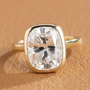 Anillo solitario con bisel de corte cojín / Anillo de compromiso con bisel cojín alargado / Anillo de moissanita con bisel cojín en oro / Regalo de aniversario