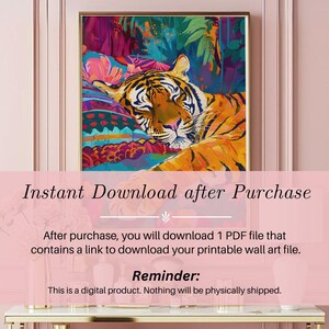 K&ouml;nnte beinhalten: Ein gerahmter Kunstdruck mit einem schlafenden Tiger mit orangefarbenen und schwarzen Streifen, der auf einem bunten Kissen ruht. Das Kunstwerk hat einen lebendigen, malerischen Stil mit &uuml;ppigem Laub im Hintergrund. Der Text unten lautet "Sofortiger Download nach dem Kauf."