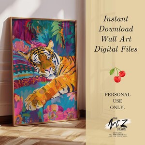 K&ouml;nnte beinhalten: Ein gerahmter Kunstdruck mit einem Tiger in einem farbenfrohen, abstrakten Stil. Der Tiger mit orangefarbenen und schwarzen Streifen ruht auf einer gemusterten Oberfl&auml;che. Der Hintergrund zeigt tropisches Laub in Gr&uuml;n-, Lila- und Blaut&ouml;nen. Text: "Instant Download Wall Art Digital Files."