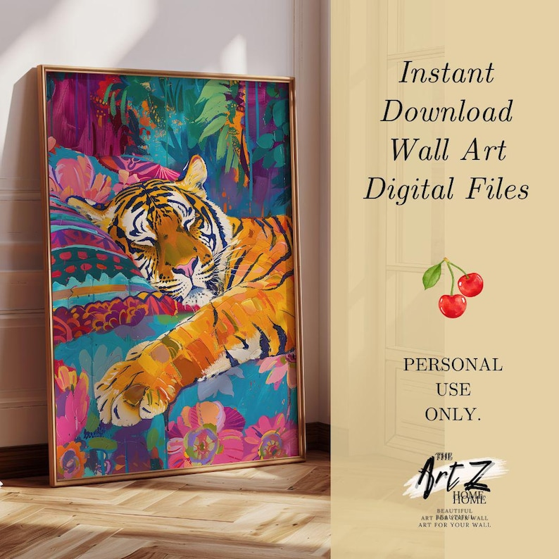 K&ouml;nnte beinhalten: Ein gerahmter Kunstdruck mit einem Tiger in einem farbenfrohen, abstrakten Stil. Der Tiger mit orangefarbenen und schwarzen Streifen ruht auf einer gemusterten Oberfl&auml;che. Der Hintergrund zeigt tropisches Laub in Gr&uuml;n-, Lila- und Blaut&ouml;nen. Text: "Instant Download Wall Art Digital Files."