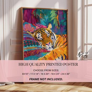 K&ouml;nnte beinhalten: Gerahmter Kunstdruck mit einer Illustration eines ruhenden Tigers. Das Kunstwerk zeigt den Tiger in Orange-, Gelb- und Schwarzt&ouml;nen vor einem farbenfrohen Dschungel-Hintergrund. Erh&auml;ltlich in verschiedenen Gr&ouml;&szlig;en, von 20,32 x 25,4 cm bis 60,96 x 91,44 cm.