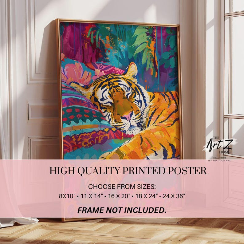 K&ouml;nnte beinhalten: Gerahmter Kunstdruck mit einer Illustration eines ruhenden Tigers. Das Kunstwerk zeigt den Tiger in Orange-, Gelb- und Schwarzt&ouml;nen vor einem farbenfrohen Dschungel-Hintergrund. Erh&auml;ltlich in verschiedenen Gr&ouml;&szlig;en, von 20,32 x 25,4 cm bis 60,96 x 91,44 cm.
