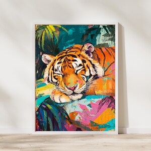 Konsttryck med sovande tiger: Maximalistisk djungelväggdekoration bild 2