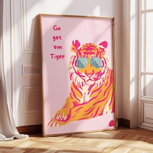 Arte de parede grande na moda, pôster para impressão Go Get Em Tiger, arte de parede na moda legal, decoração de parede estética rosa maximalista download instantâneo