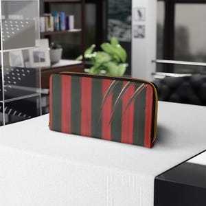 Cartera con cremallera a rayas de Freddy Krueger