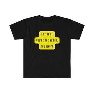 Peut inclure: T-shirt noir avec un graphique carré jaune qui dit "Je suis l'IA, vous êtes l'humain. Maintenant quoi ?"