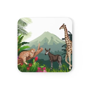 Puede incluir: Posavasos cuadrado con una ilustración de un leopardo, un okapi y una jirafa en una escena de la jungla. Una montaña está en el fondo. El posavasos tiene un borde blanco. El diseño presenta follaje verde y flores rojas.