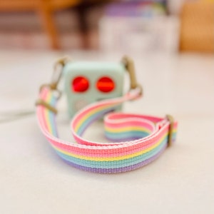 Sac à bandoulière arc-en-ciel doux et vibrant yoto mini strap pour petits enfants