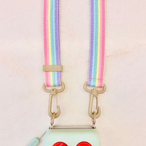 Sac à bandoulière arc-en-ciel doux et vibrant yoto mini strap pour petits enfants image 2