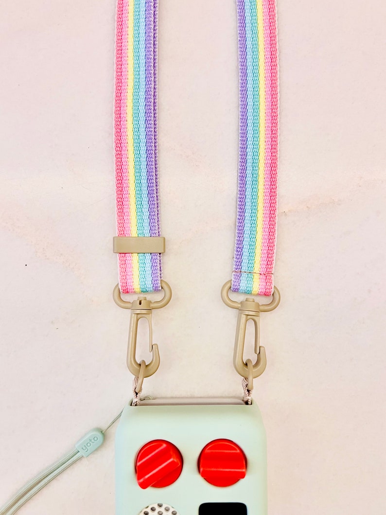 Sac à bandoulière arc-en-ciel doux et vibrant yoto mini strap pour petits enfants image 2
