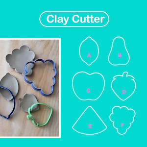 Puede incluir: Cortadores de arcilla en varias formas de frutas: limón, aguacate, manzana, fresa, rodaja de sandía y uvas. La imagen también muestra recortes de arcilla. El texto "Clay Cutter" está en la parte superior.