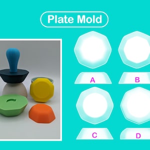 Pode incluir: Um conjunto de quatro moldes para pratos etiquetados como A, B, C e D. Os moldes são brancos e têm uma borda arredondada ligeiramente elevada. Os moldes estão dispostos em duas filas de dois. Os moldes são mostrados sobre um fundo azul claro. O texto "Plate Mold" está escrito em letras pretas sobre um fundo branco.