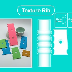 Puede incluir: Un conjunto de cinco herramientas de plástico de colores con un diseño de nervaduras texturizadas. Las herramientas son de varios tamaños y formas, incluyendo una herramienta larga y delgada, una herramienta corta y ancha y una herramienta pequeña y redonda. Las herramientas están dispuestas sobre una superficie blanca. El texto "Texture Rib" se muestra sobre las herramientas.