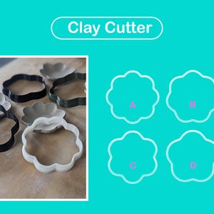 Könnte beinhalten: Vier weiße Kunststoff-Ausstecher in Blumenform. Die Ausstecher sind mit A, B, C und D beschriftet. Die Ausstecher befinden sich auf einem hellblauen Hintergrund.